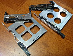 PCカードスロット。上が破損品、下が新部品
