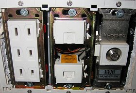 各部屋側のコンセント